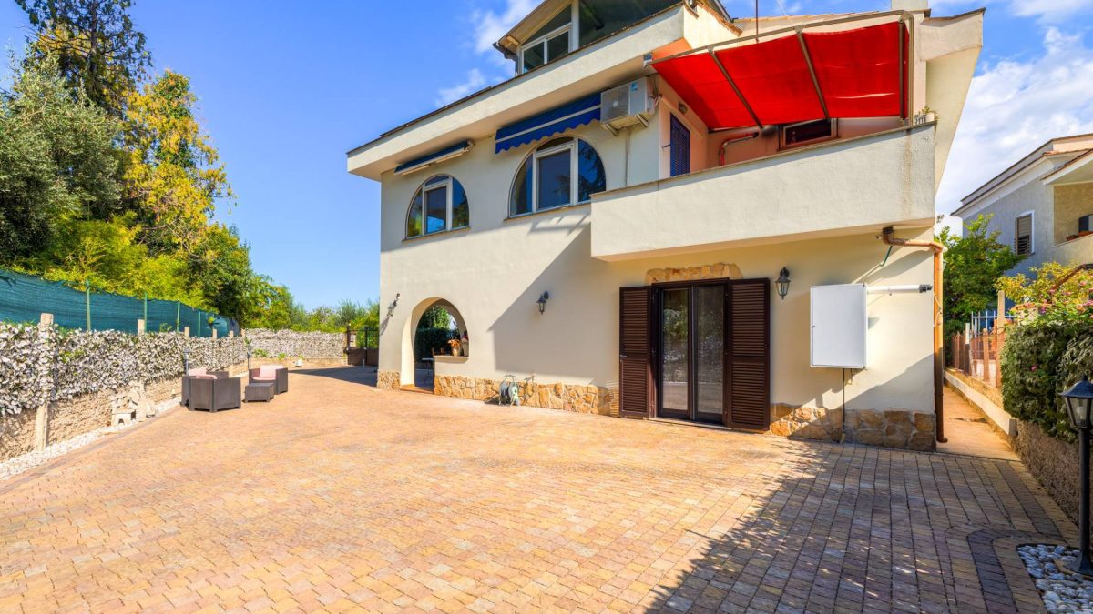 Vicolo del Divino Amore